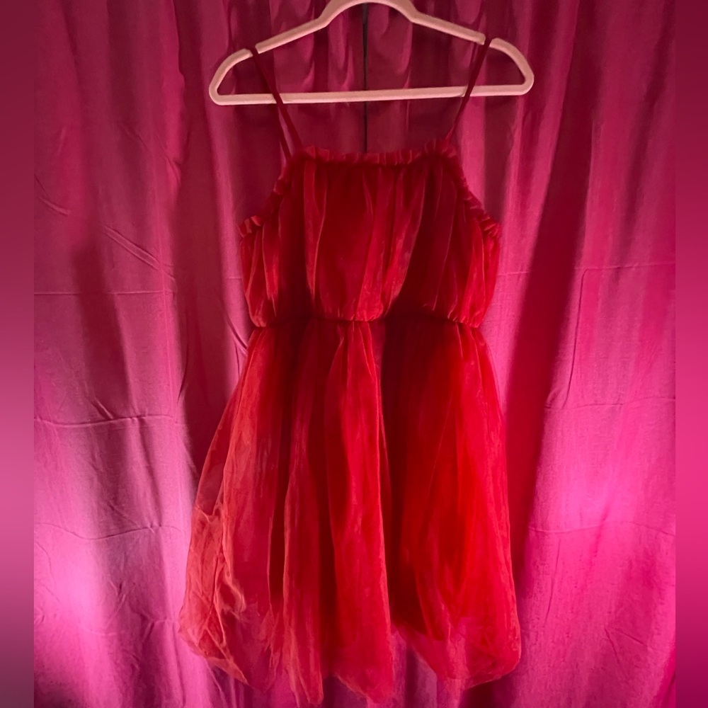 Super cute red dress perfect for a special occasion, tulle, and spaghetti strap.